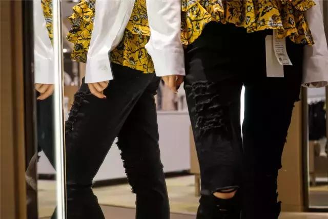 不敢去大牌店试衣服的年轻姑娘，可能永远不知道自己有多美