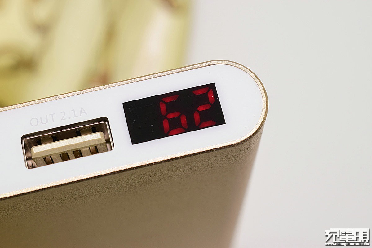 爱国者n1移动电源评测,爱国者金色电源