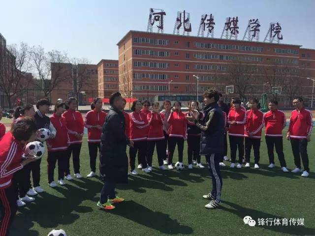 精英足球大批幼教美女老师来袭，足球的明天在这里