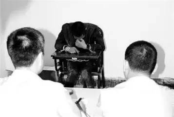 一定要“曝光”一下，这个警察的找鸡故事……