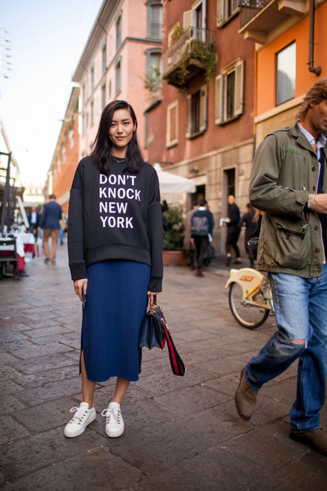 刘雯最新穿搭卡其色老爹鞋,刘雯穿的运动鞋有哪些