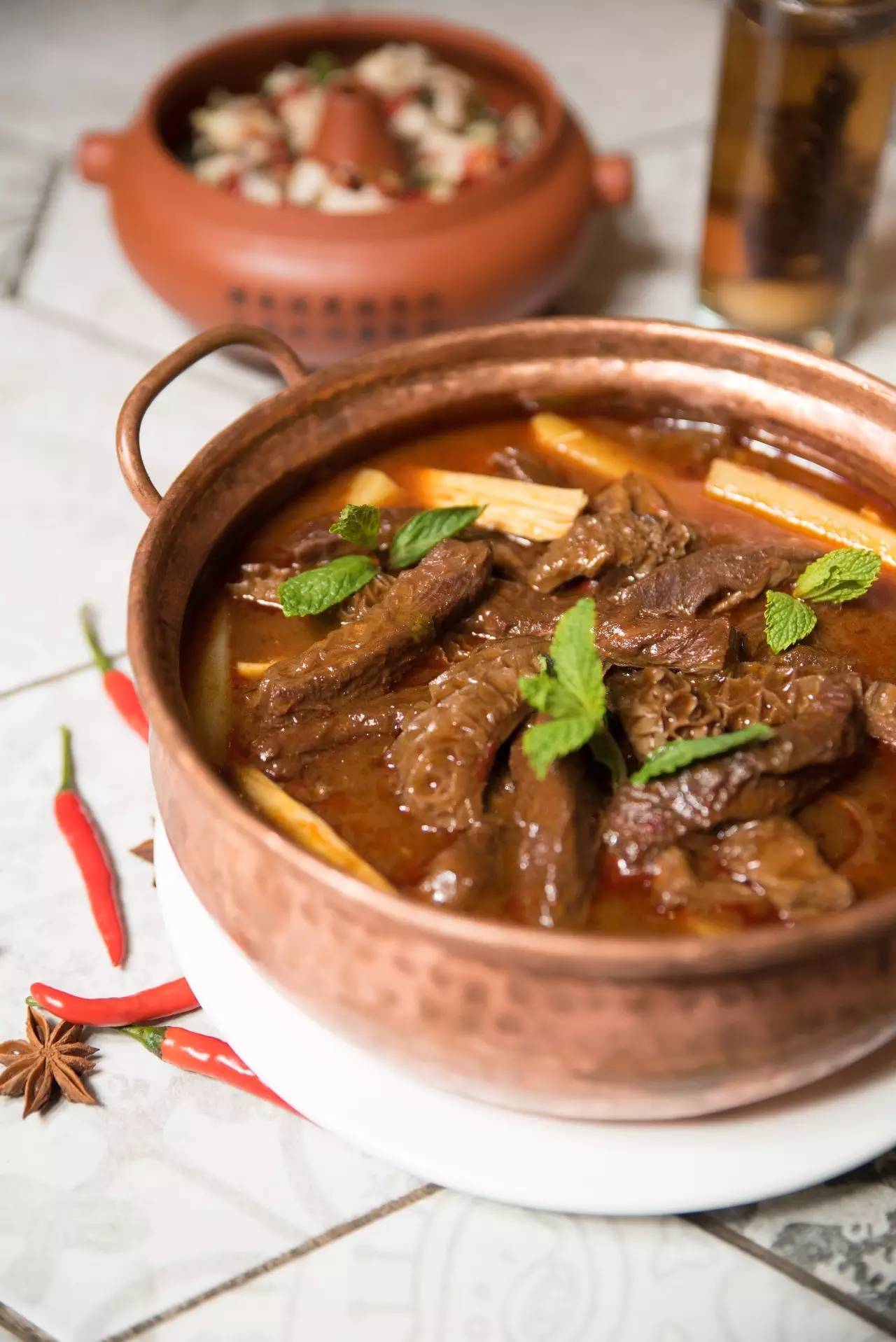 在丽江那一口“好喝到要*天升**”的汽锅鸡，让我开始了“寻找上海最好吃的云南菜”之旅！