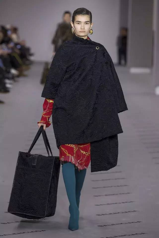 balenciaga真货对比,balenciaga烫钻牛仔真假