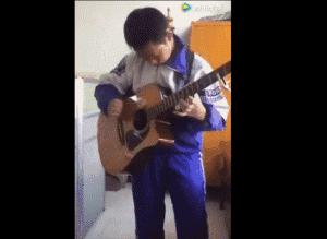 被高晓松怒赞要砸琴的吉他少年,十三岁学生吉他视频高晓松