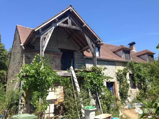 当90后都在为生活奔波还房贷，她却选择去法国农场铲马粪