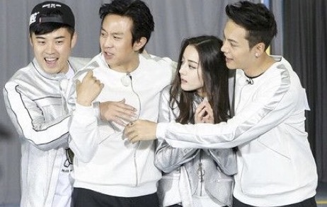 女明星素颜起床的样子迪丽热巴,迪丽热巴和古力娜扎素颜近照