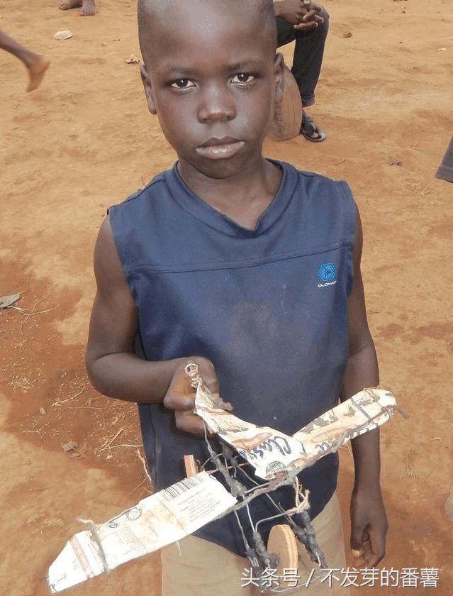 一组非洲儿童的玩具照片，看完感到很心酸！