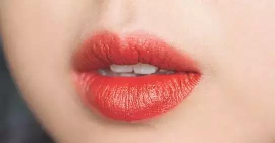 化唇妆要不要盖住唇线,唇线不明显怎么画唇线视频