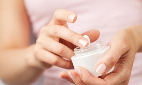 大街上偷卖大牌化妆品的是真是假,偷卖名牌护肤品是真的吗