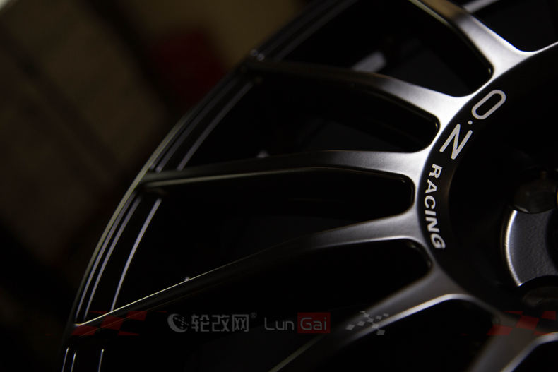 勒芒经典——OZSuperturismoLM轮毂细节展示