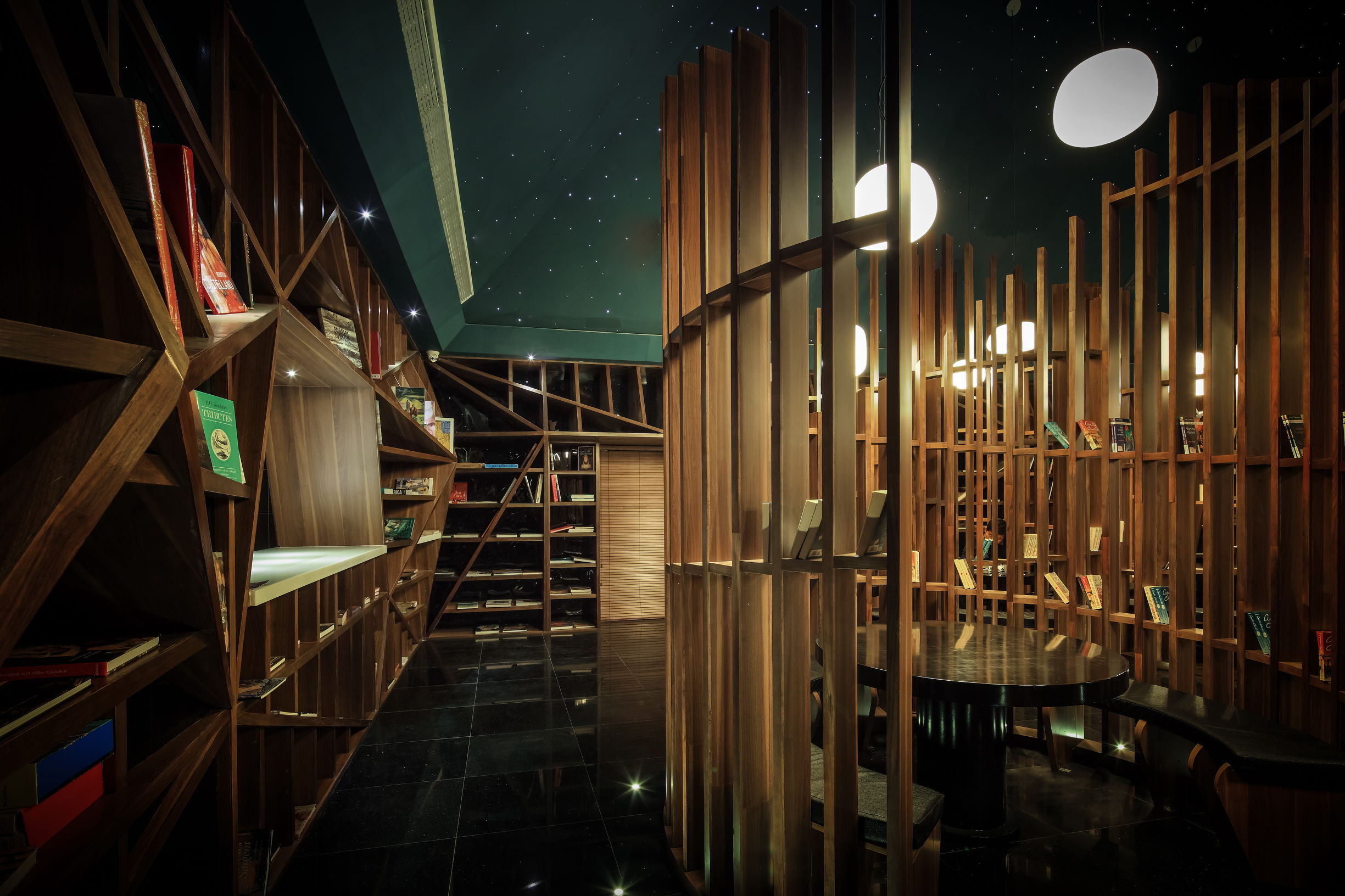 「爱书为书痴，钟书如爱女」钟书阁：让书店美成艺术馆