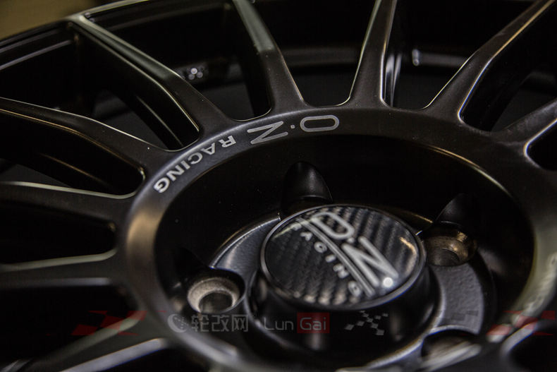 勒芒经典——OZSuperturismoLM轮毂细节展示