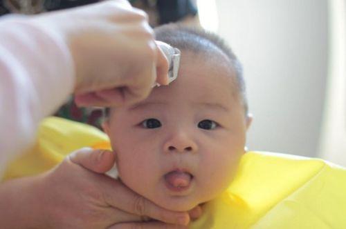 孩子头部触觉敏感抗拒理发,怎么让宝宝不抗拒理发