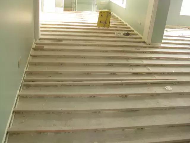 地板打龙骨怎么铺贴最好,地板打龙骨要注意什么