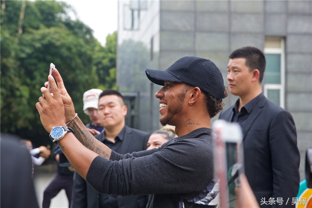 汉密尔顿夺冠,汉密尔顿夺冠庆祝