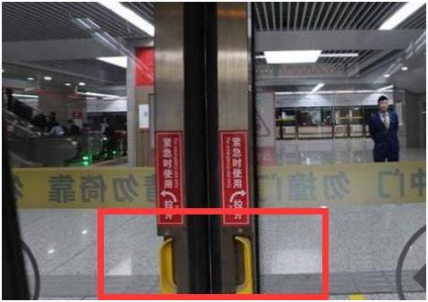 被地铁站门闸夹了痛吗,地铁被门夹到会怎样