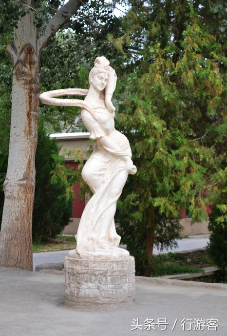 到敦煌去看月牙泉,敦煌沙洲夜市去莫高窟