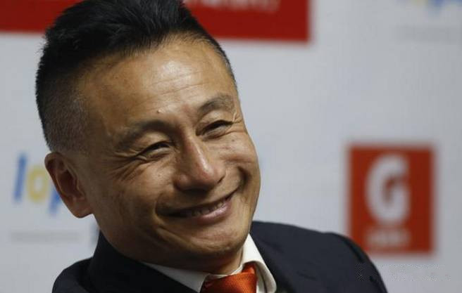 他是中国足球唯一的“球王”，3年换3队，全能型人才