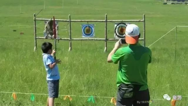 在草原骑马射箭,在草原上骑马奔跑