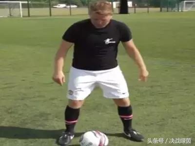 扣球过人技术动作要领,足球虚晃扣球过人