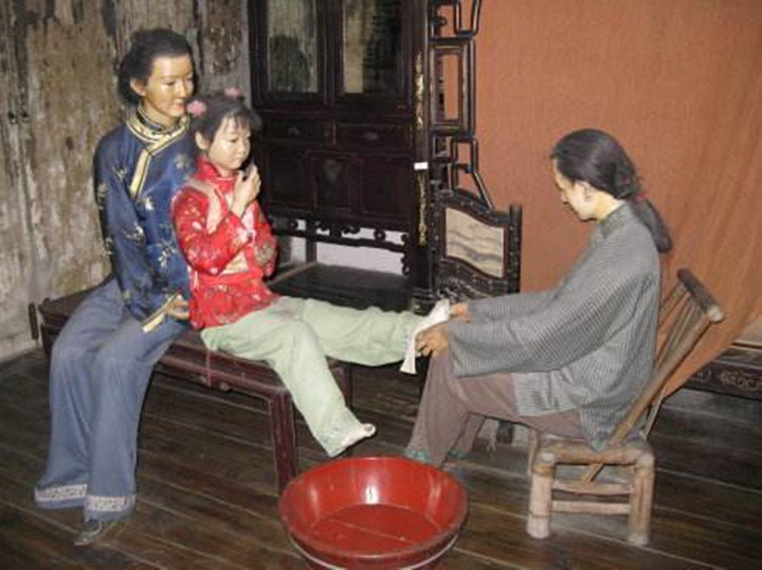 一个在古代都认为性感的东西，现今彻底消失了，对女性实在太残酷