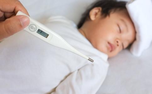 小孩半夜高烧要叫醒吃药吗,小孩发烧在睡觉要叫醒喝退烧药吗