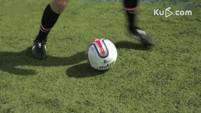 扣球过人技术动作要领,足球虚晃扣球过人