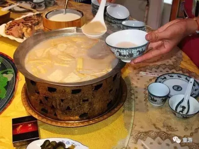 在草原骑马射箭,在草原上骑马奔跑