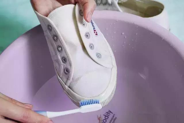 小白鞋的清洁妙招擦鞋神器,小白鞋清洁妙招生活小技巧视频