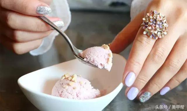 喜欢抠指甲是不是一种病,喜欢抠指甲皮会怎么样