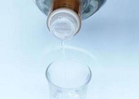 白酒中有絮状沉淀物体怎么解决,为什么白酒会出现浑浊现象