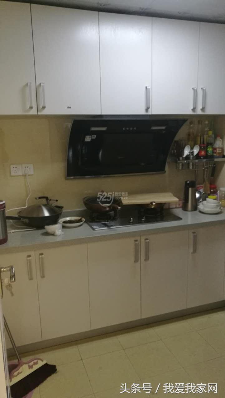 楼梯在正中,楼梯小横梁凸出墙体