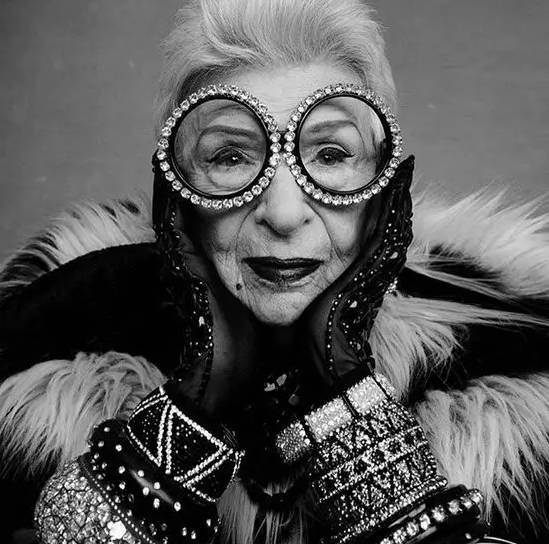 别跟老人比时髦，别不信，你老了可未必有他们会玩