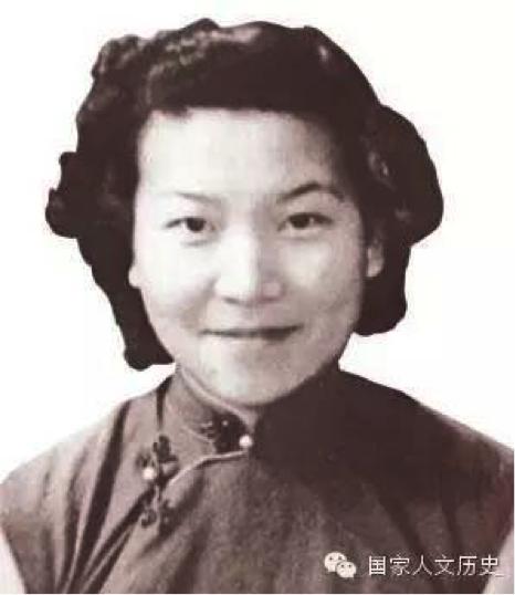 她把自己放得很低很低，把对丈夫和孩子的挚爱举得很高