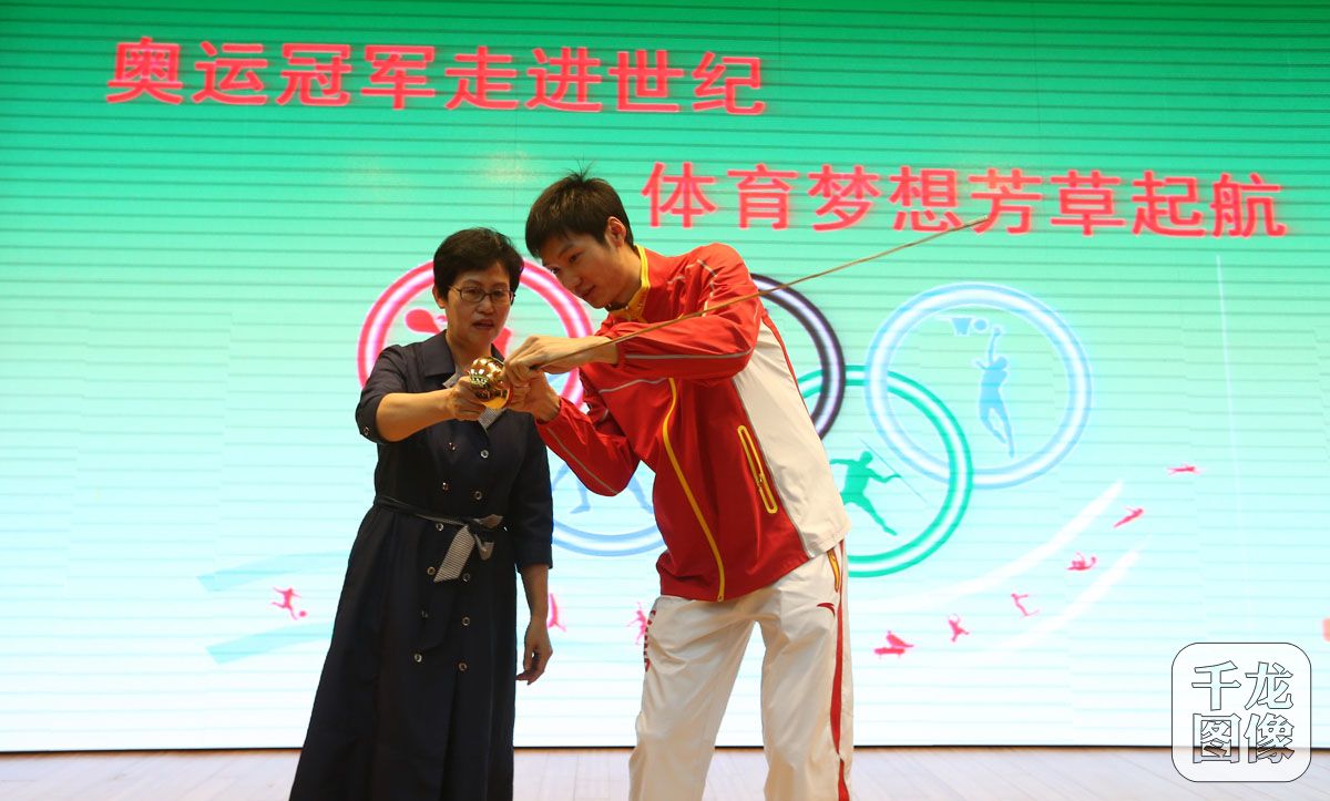 奥运冠军雷声走进世纪小学亲自指导学生练习击剑