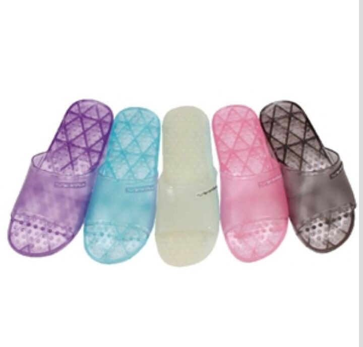 蕾哈娜xPUMA出「果冻拖鞋」网惊呆：一定来过台湾厕所