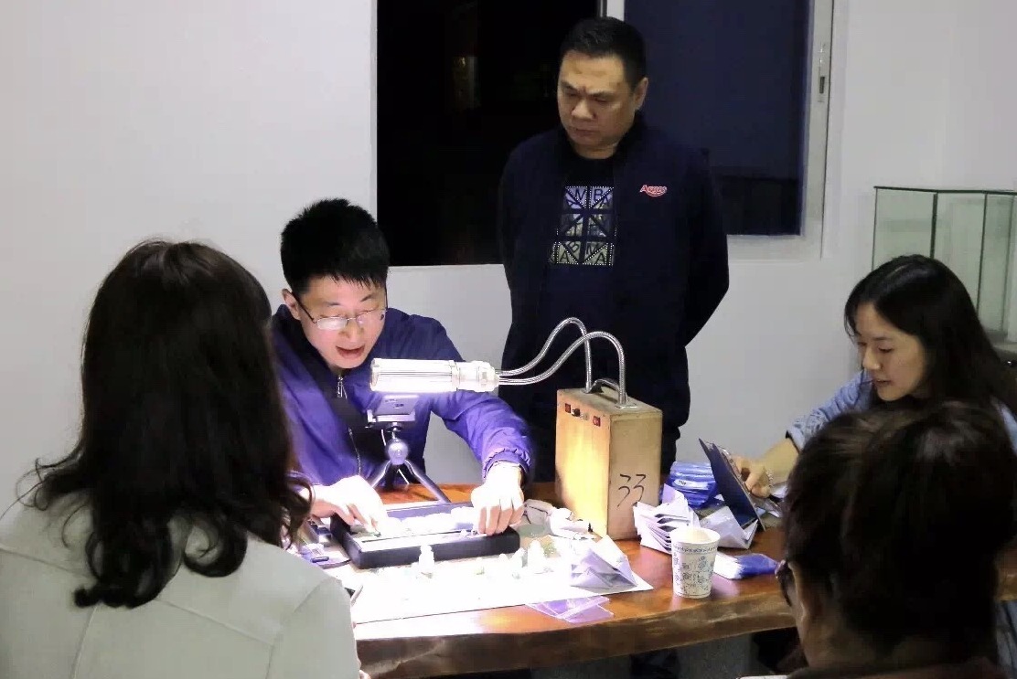 直播卖翡翠成品怎么这么便宜,直播销售翡翠玉石到底效果如何