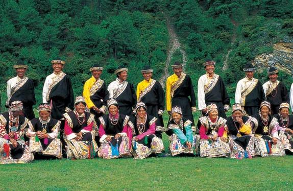 我国少数民族人口最多的民族是,56个民族最少的人口是哪个族