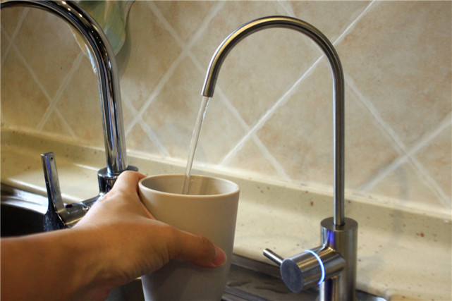 净水机净化出健康的水,万元净水机