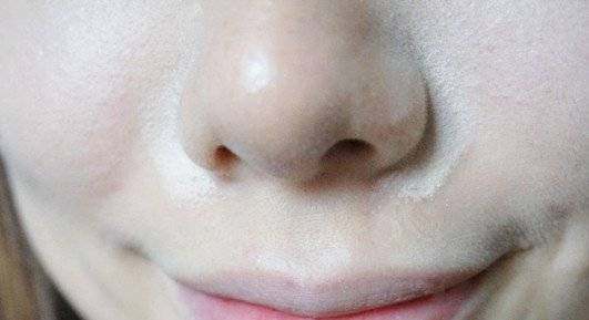 浮粉和正常妆的区别,卡粉和浮粉是什么样的