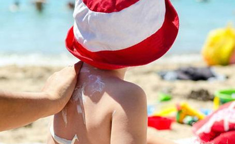 孩子晒伤一年皮肤如何恢复,小孩子晒一下太阳好吗