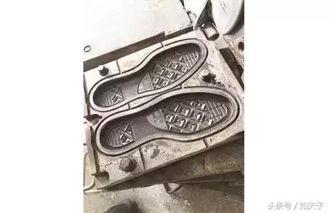 说是专柜正品的鞋子是假的,专柜代购的鞋子是真的还是假的