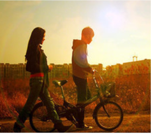 我荒芜了整个青春，只为等你，阳光照进你我眼里心里