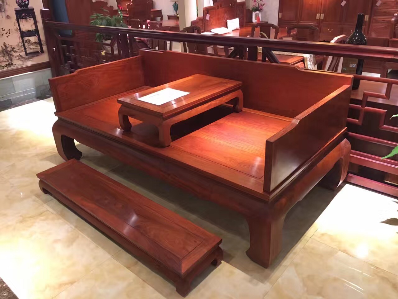 阔叶黄檀和大果紫檀哪个稳定性好,阔叶黄檀与大果紫檀哪个好