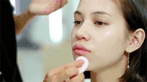 突袭时装周后台，探秘让模特360度美丽无死角的妆发技巧