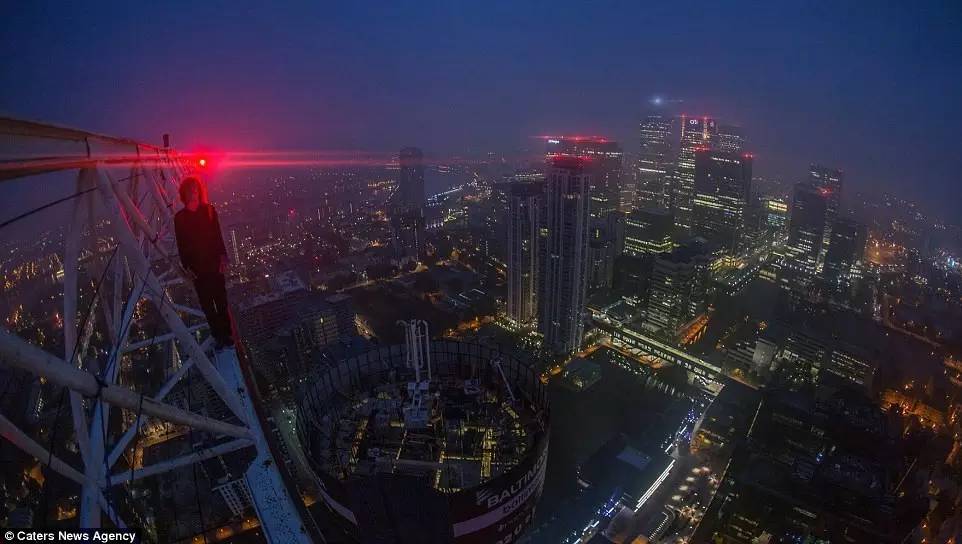 极限运动高楼攀岩视频,蜘蛛侠迈尔斯超帅自拍