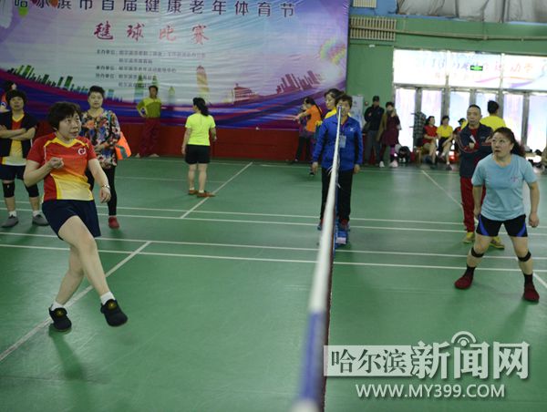 老顽童玩空竹杂技,花式足球老顽童