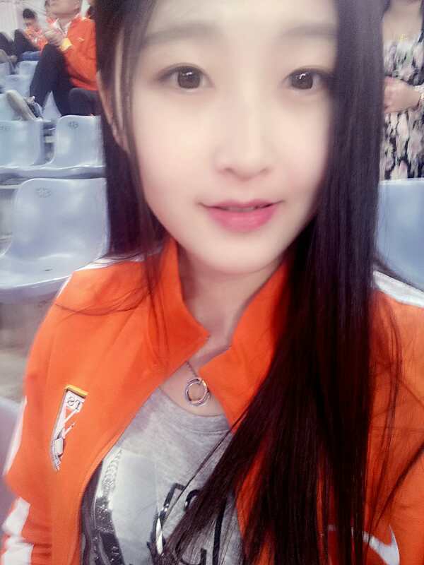 女球迷专访|因爸爸做鲁蜜美女大学生的一路忠橙