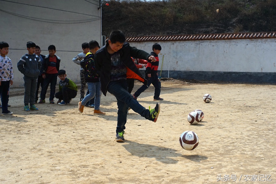 鲁山有个古村落，农村小学建支足球队，还挺像样