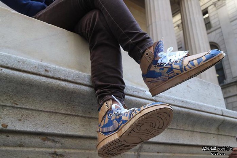 一个日本的萌妹子为了玩模型竟然在废纸堆做这种事情